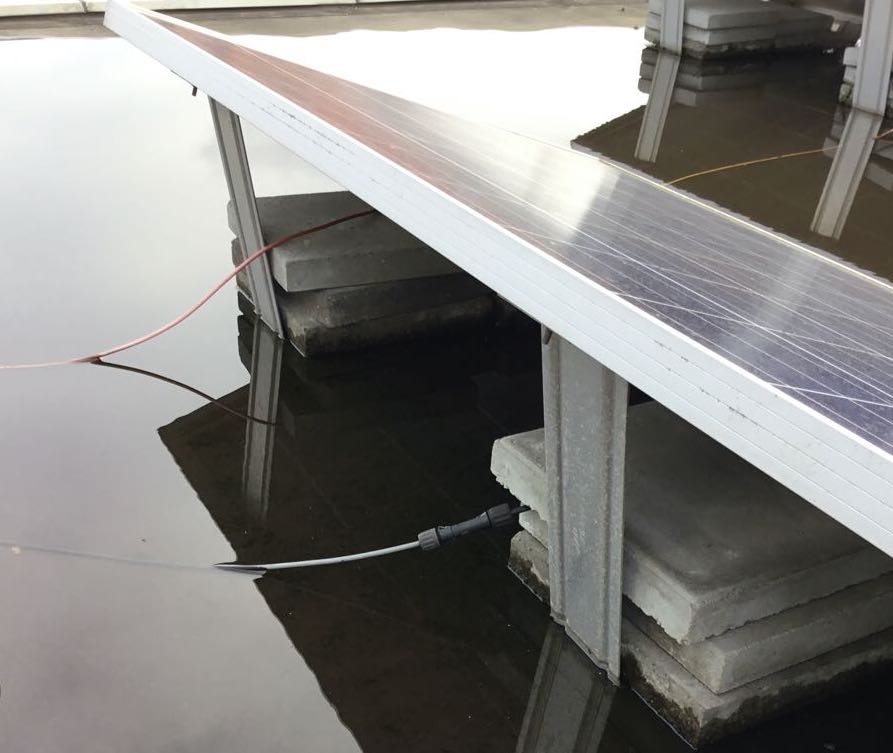 Niet opgebonden connectoren kunnen in het water komen te liggen